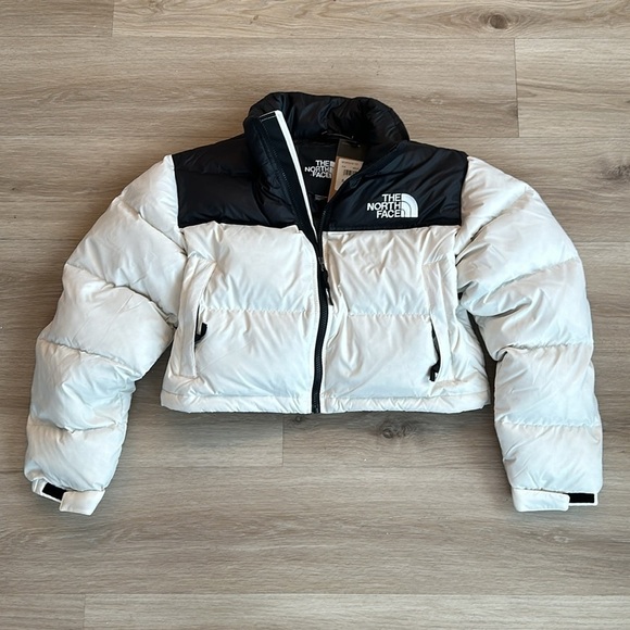 Nuptse Water Repellent 700 Fill Power Down Short Puffer Jacket
The North Face - Picture 6 of 11